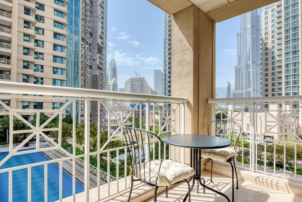 Дубай: Radiant Urban Retreat With Iconic Burj Khalifa Vws