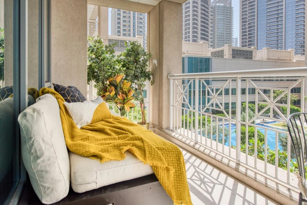 Дубай: Radiant Urban Retreat With Iconic Burj Khalifa Vws