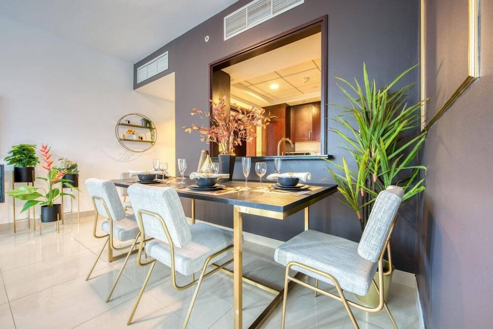Дубай: Radiant Urban Retreat With Iconic Burj Khalifa Vws