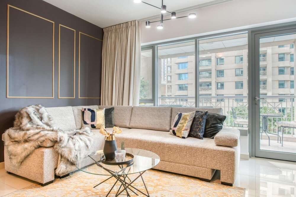 Дубай: Radiant Urban Retreat With Iconic Burj Khalifa Vws