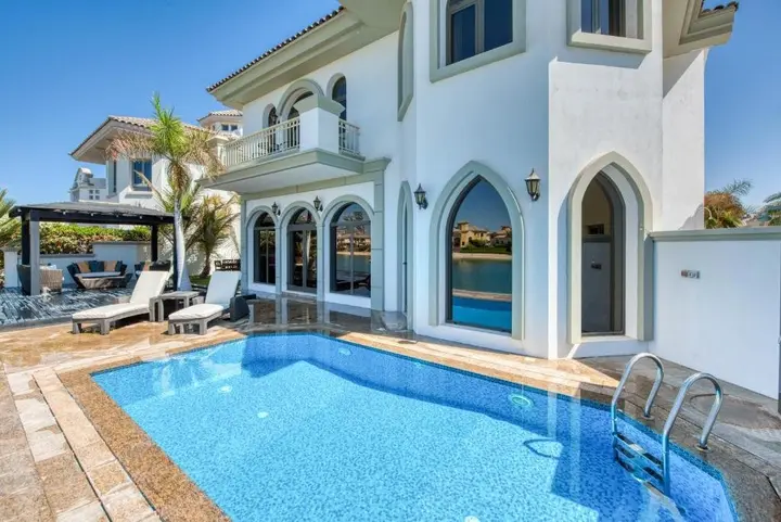 Дубай: Maison Privee - Glamourous Beachfront Villa on The Palm w/ Pool
