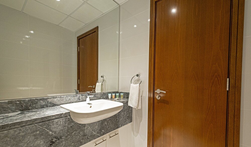 Дубай: LUX The Elegant Residence Amna Tower
