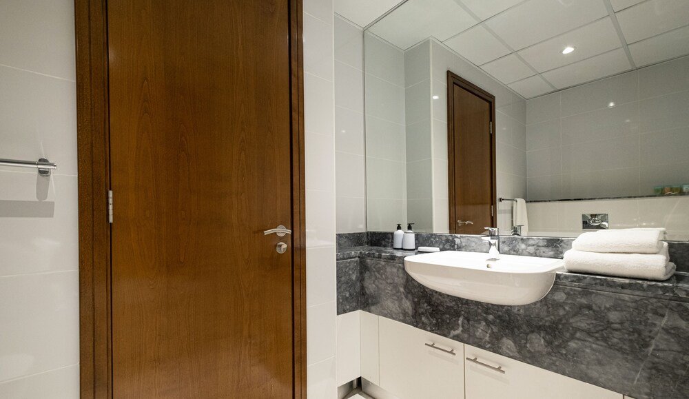 Дубай: LUX The Elegant Residence Amna Tower