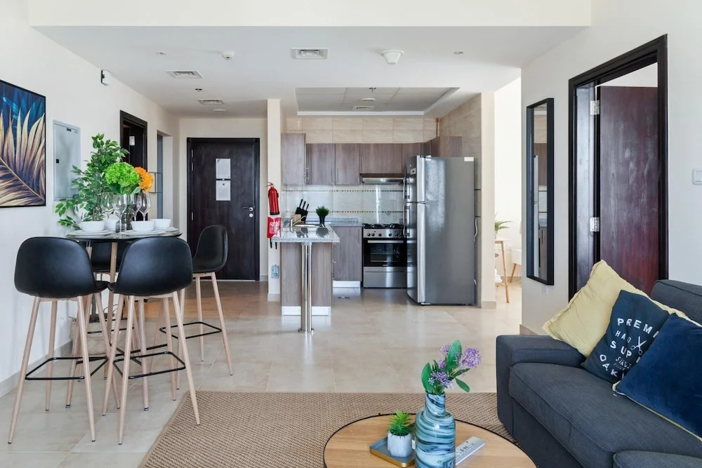 Дубай: Lovely Apt w Lake Walkways Close to JBR Beach