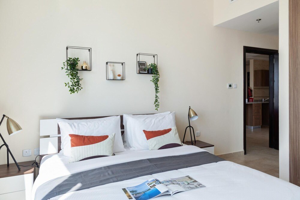 Дубай: Lovely Apt w Lake Walkways Close to JBR Beach