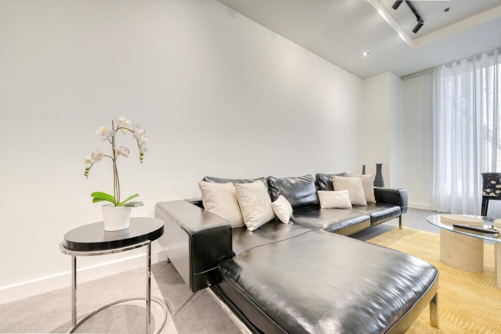 Дубай: Luxurious Apt in Impressive Difc Tower