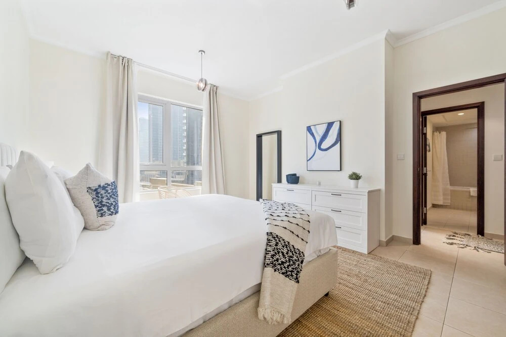 Дубай: Monty - Stylish Apartment with Partial Burj Khalifa View