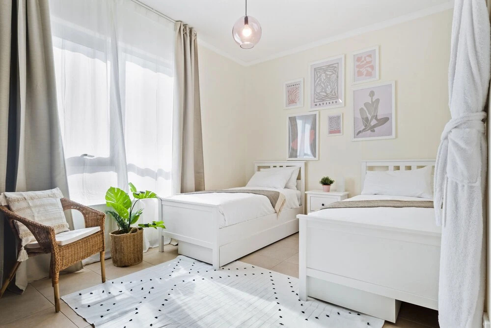 Дубай: Monty - Stylish Apartment with Partial Burj Khalifa View