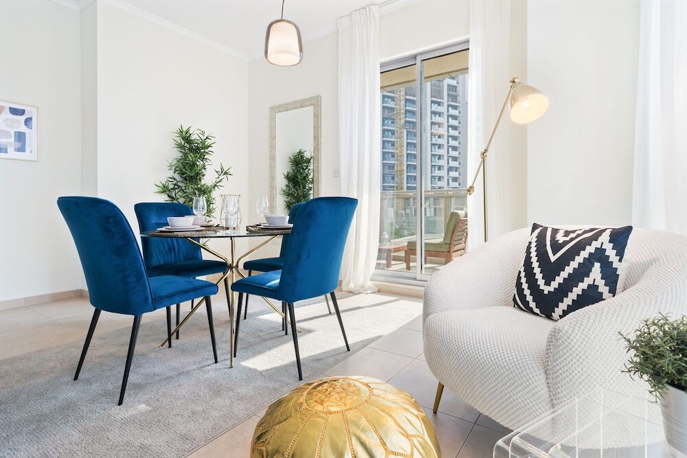 Дубай: Monty - Stylish Apartment with Partial Burj Khalifa View
