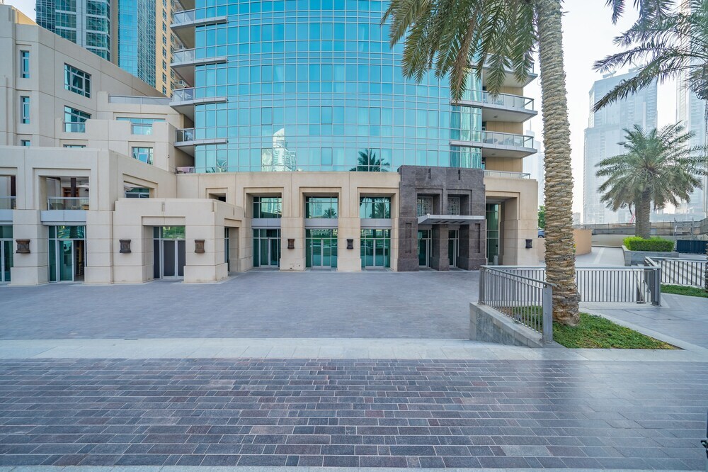 Дубай: Monty - Stylish Apartment with Partial Burj Khalifa View