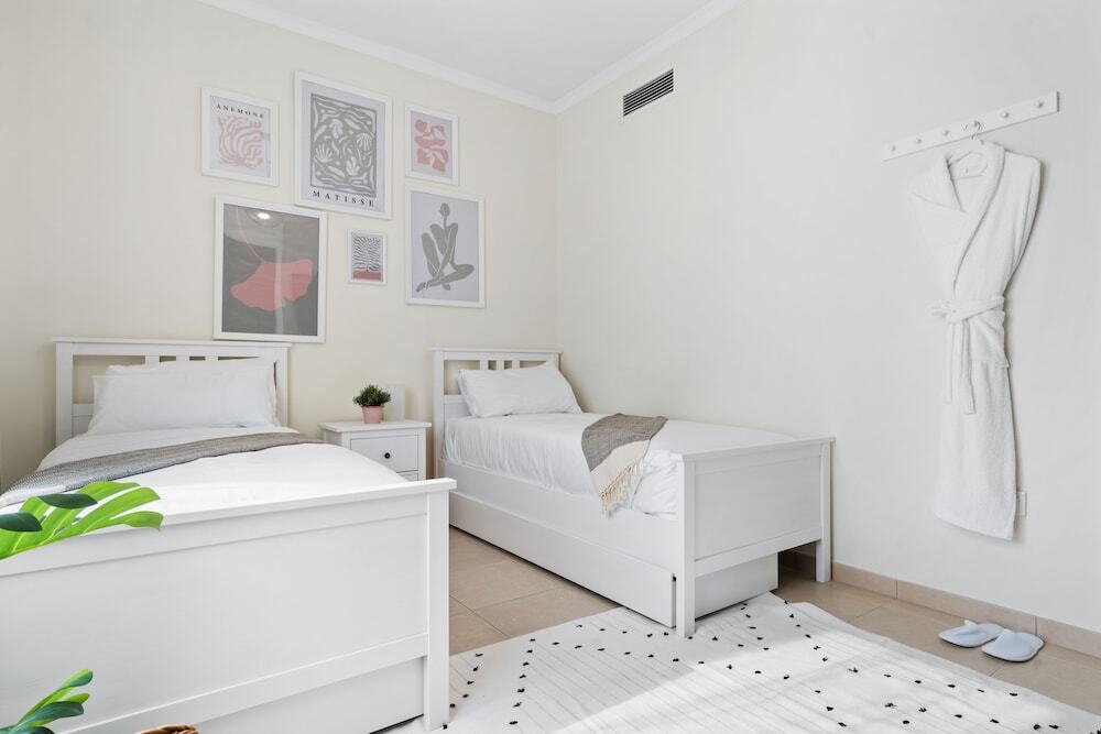 Дубай: Monty - Stylish Apartment with Partial Burj Khalifa View