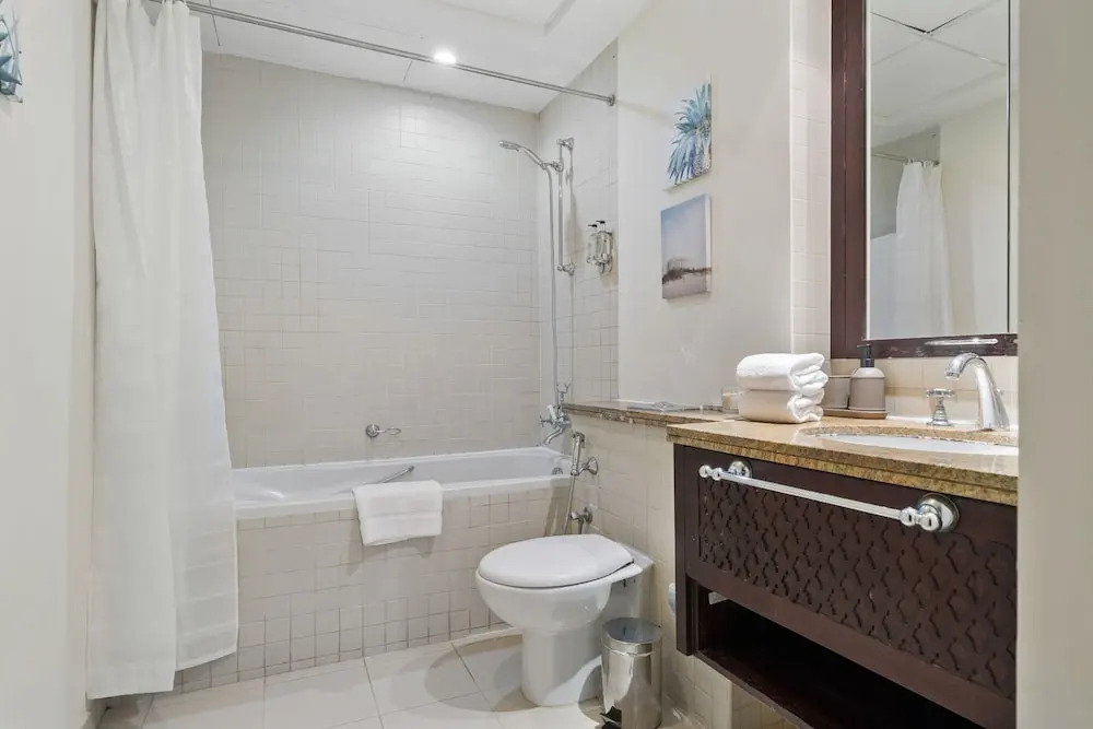 Дубай: Monty - Stylish Apartment with Partial Burj Khalifa View