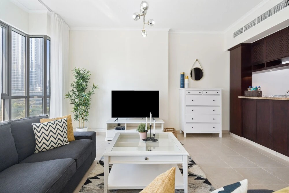 Дубай: Monty - Stylish Apartment with Partial Burj Khalifa View