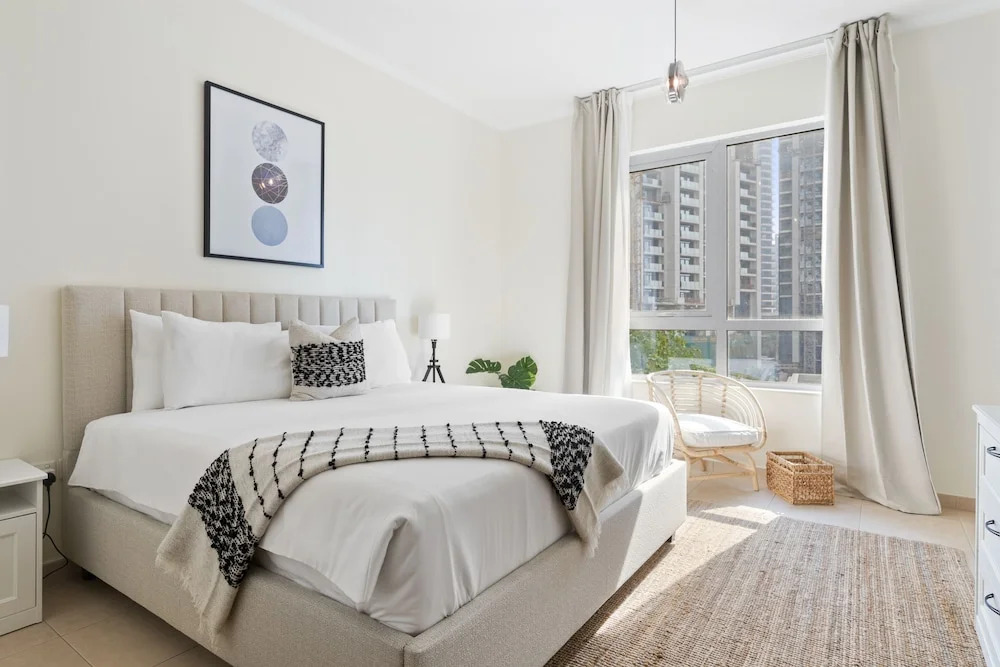 Дубай: Monty - Stylish Apartment with Partial Burj Khalifa View