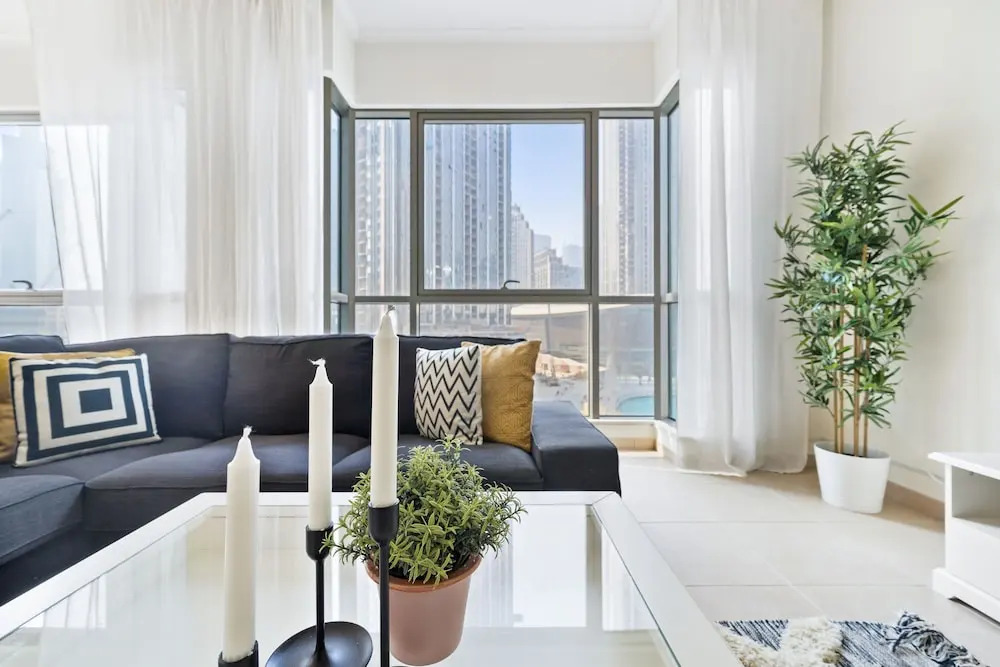 Дубай: Monty - Stylish Apartment with Partial Burj Khalifa View