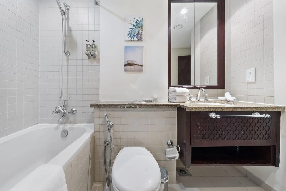Дубай: Monty - Stylish Apartment with Partial Burj Khalifa View