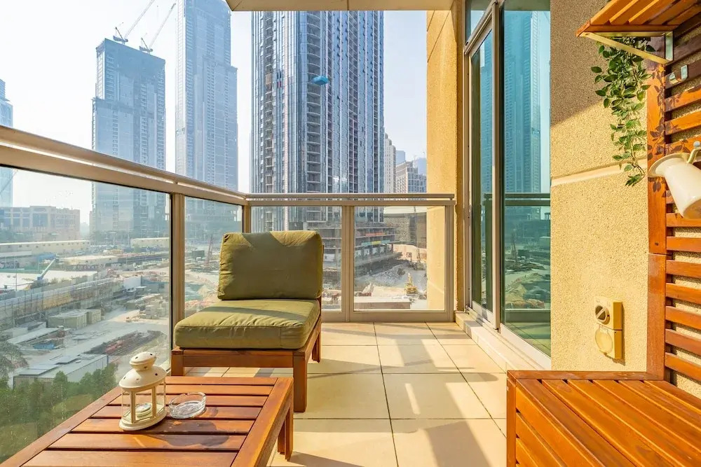 Дубай: Monty - Stylish Apartment with Partial Burj Khalifa View
