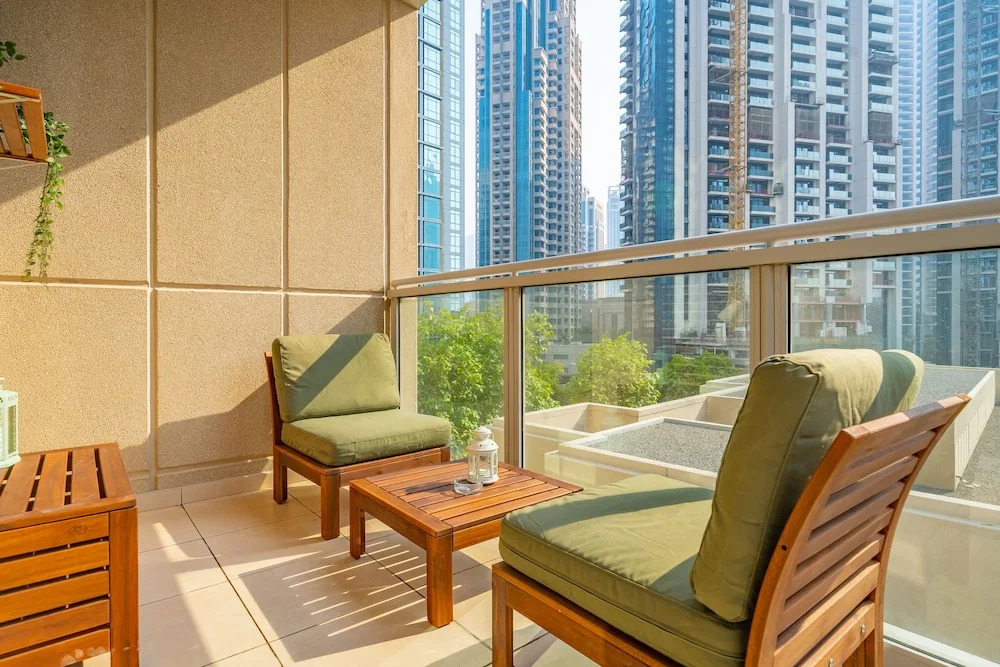 Дубай: Monty - Stylish Apartment with Partial Burj Khalifa View