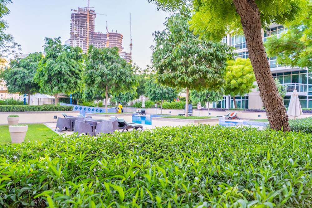 Дубай: Monty - Stylish Apartment with Partial Burj Khalifa View