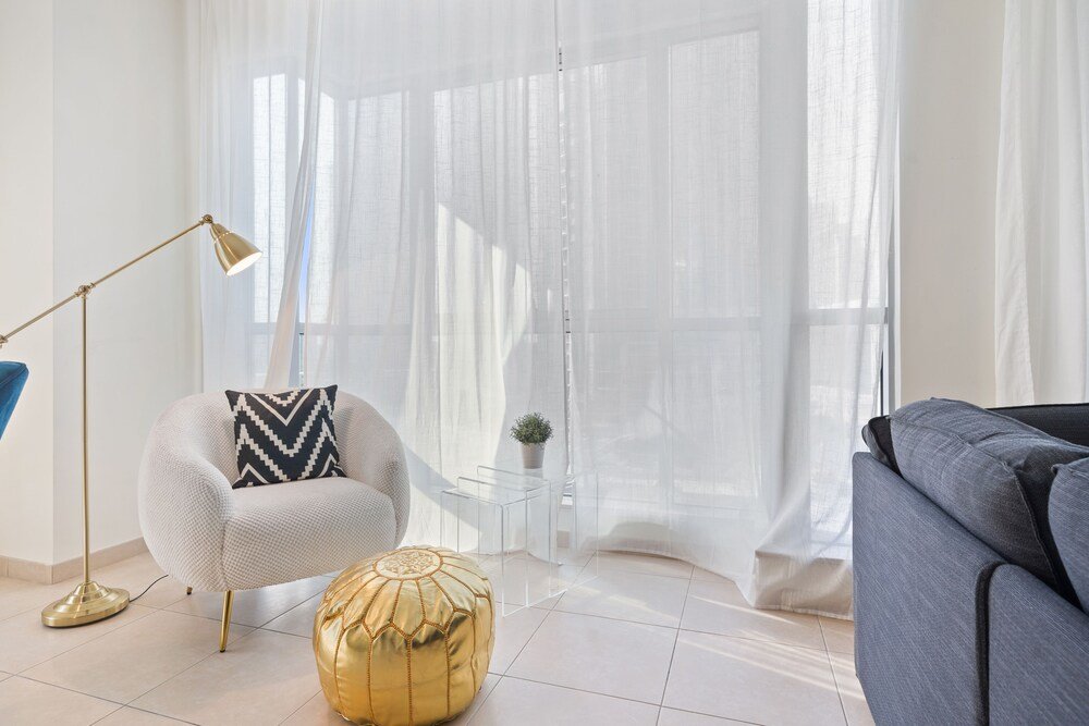 Дубай: Monty - Stylish Apartment with Partial Burj Khalifa View