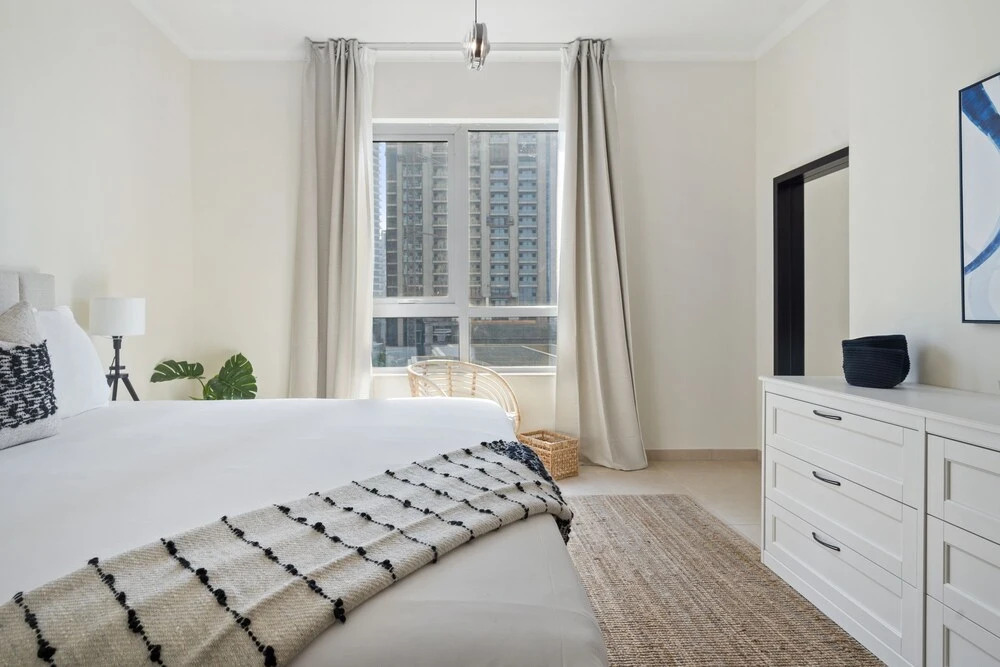 Дубай: Monty - Stylish Apartment with Partial Burj Khalifa View