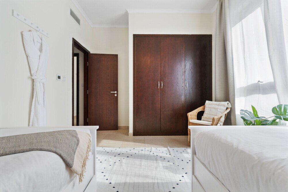 Дубай: Monty - Stylish Apartment with Partial Burj Khalifa View