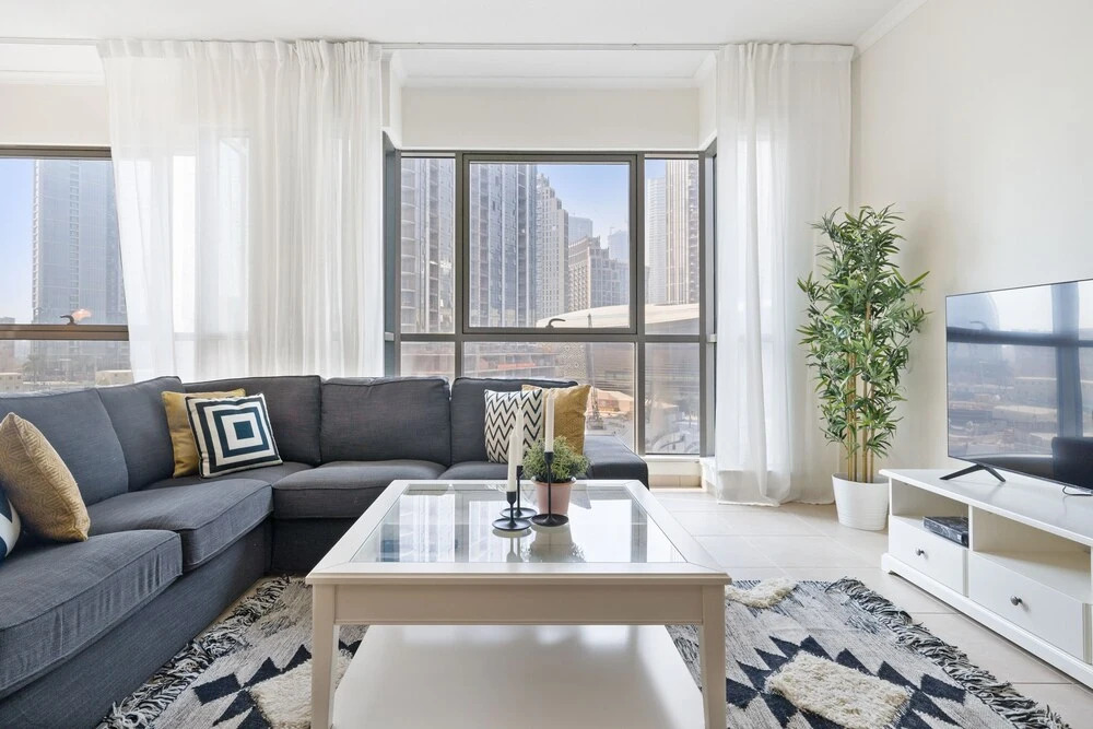 Дубай: Monty - Stylish Apartment with Partial Burj Khalifa View