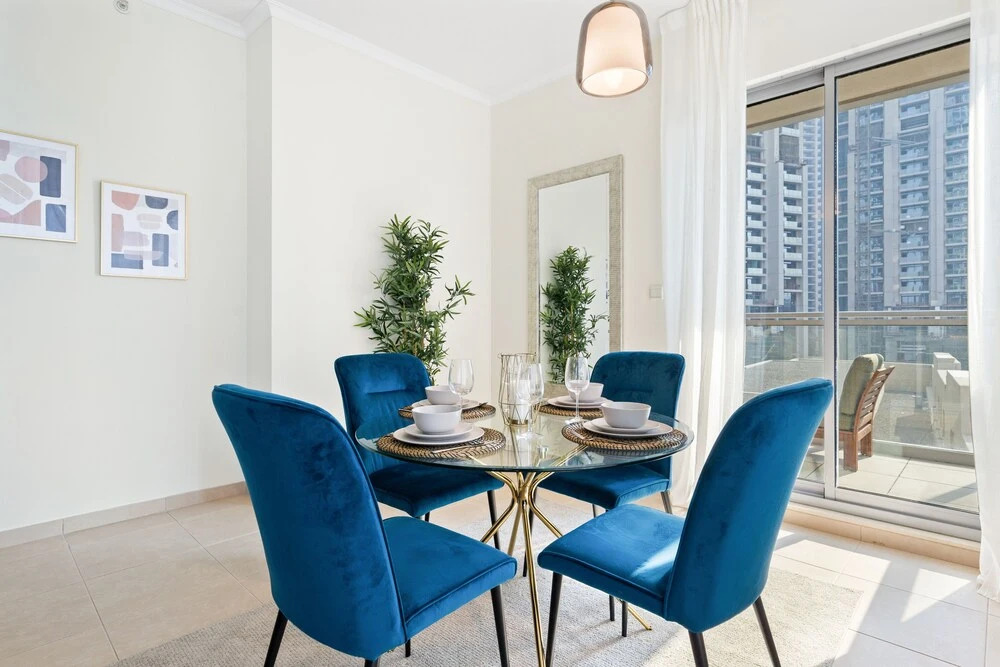 Дубай: Monty - Stylish Apartment with Partial Burj Khalifa View