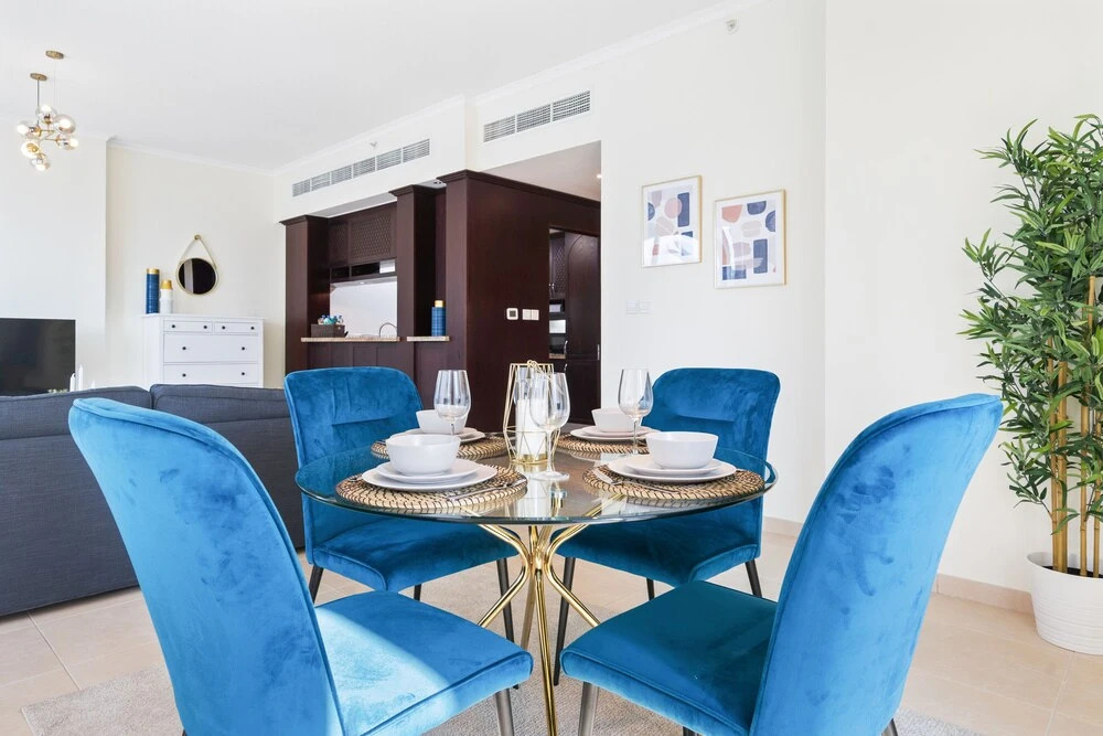 Дубай: Monty - Stylish Apartment with Partial Burj Khalifa View
