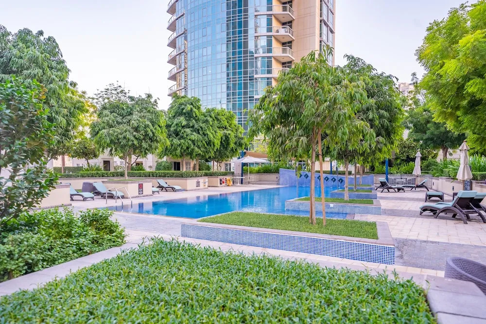 Дубай: Monty - Stylish Apartment with Partial Burj Khalifa View