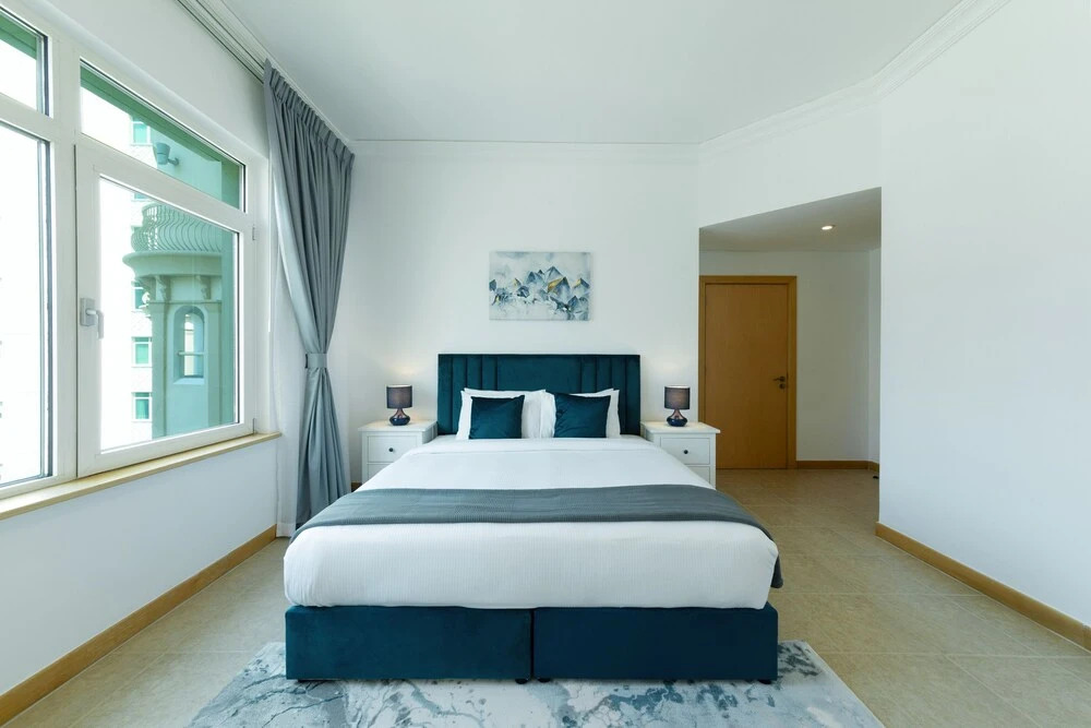Дубай: Maison Privee - Stylish Apt with Large Patio close to the Beach