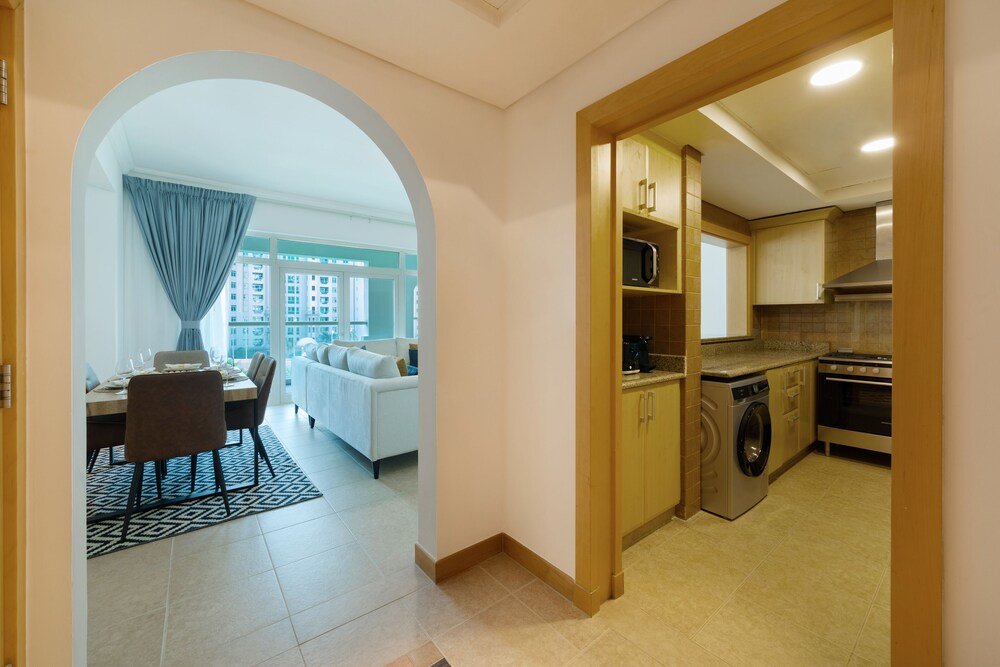 Дубай: Maison Privee - Stylish Apt with Large Patio close to the Beach