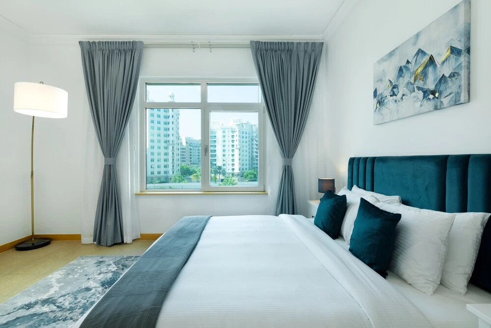 Дубай: Maison Privee - Stylish Apt with Large Patio close to the Beach