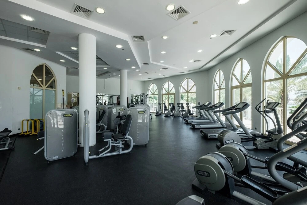 Дубай: Maison Privee - Stylish Apt with Large Patio close to the Beach