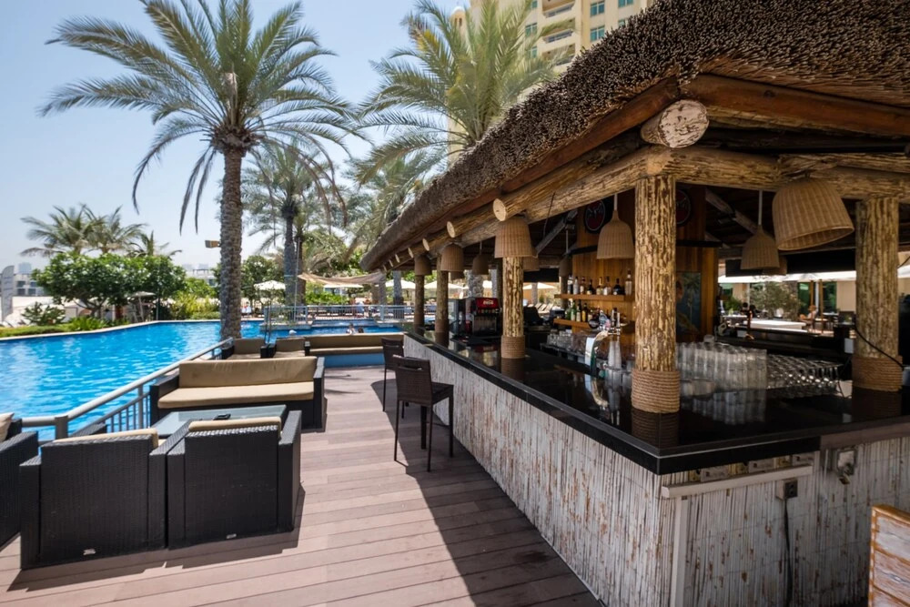 Дубай: Maison Privee - Stylish Apt with Large Patio close to the Beach