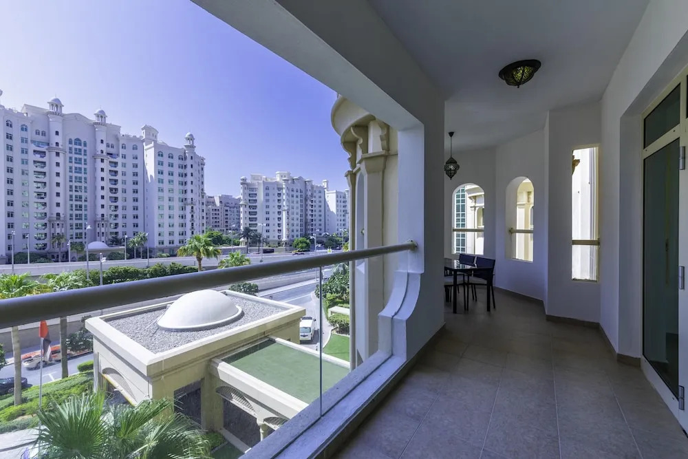Дубай: Maison Privee - Stylish Apt with Large Patio close to the Beach