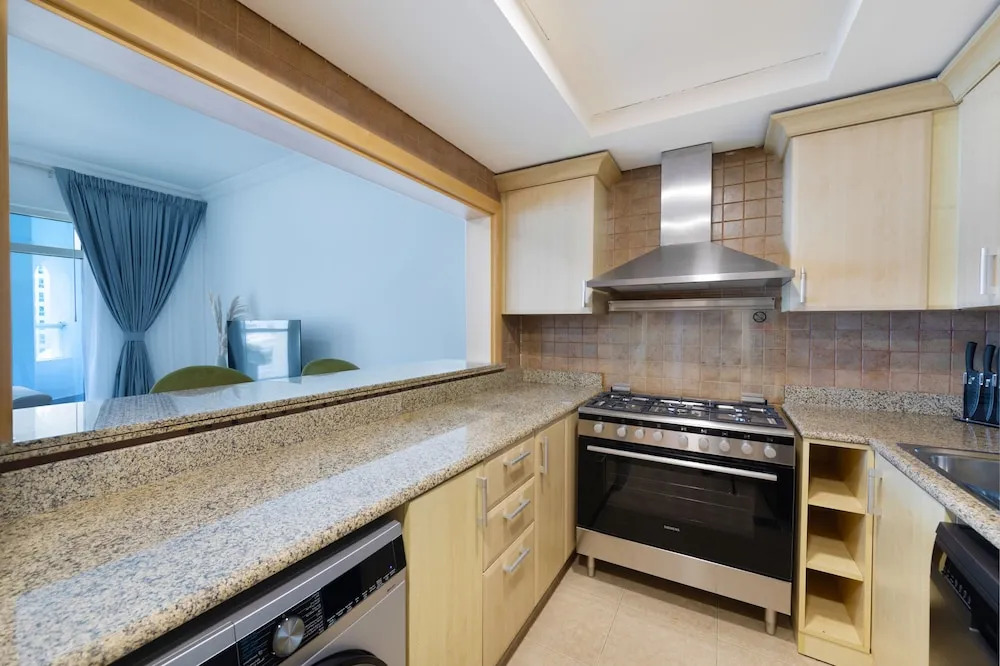 Дубай: Maison Privee - Stylish Apt with Large Patio close to the Beach