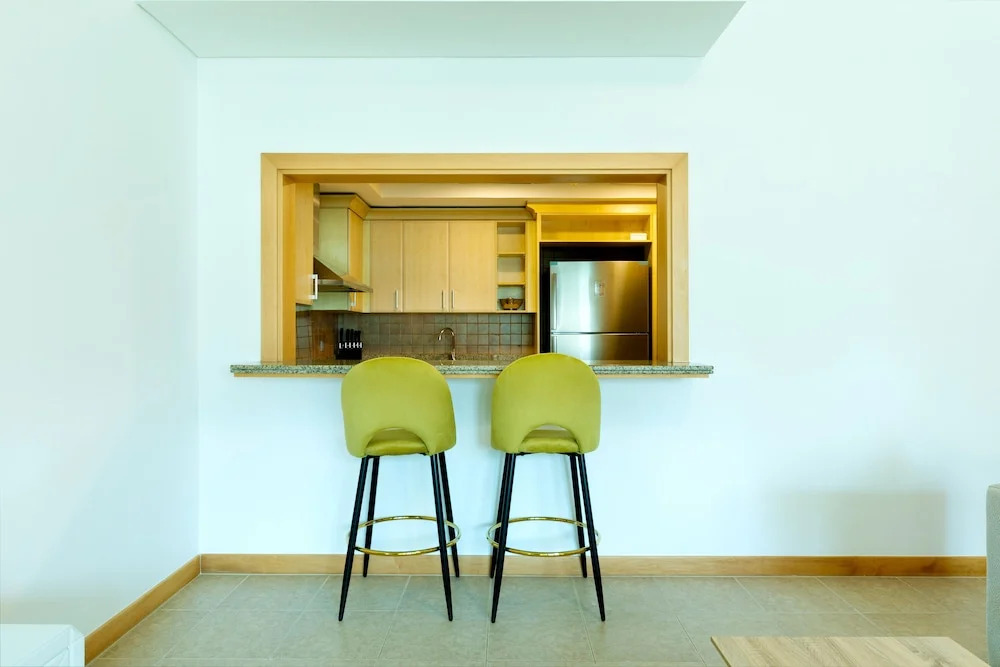 Дубай: Maison Privee - Stylish Apt with Large Patio close to the Beach
