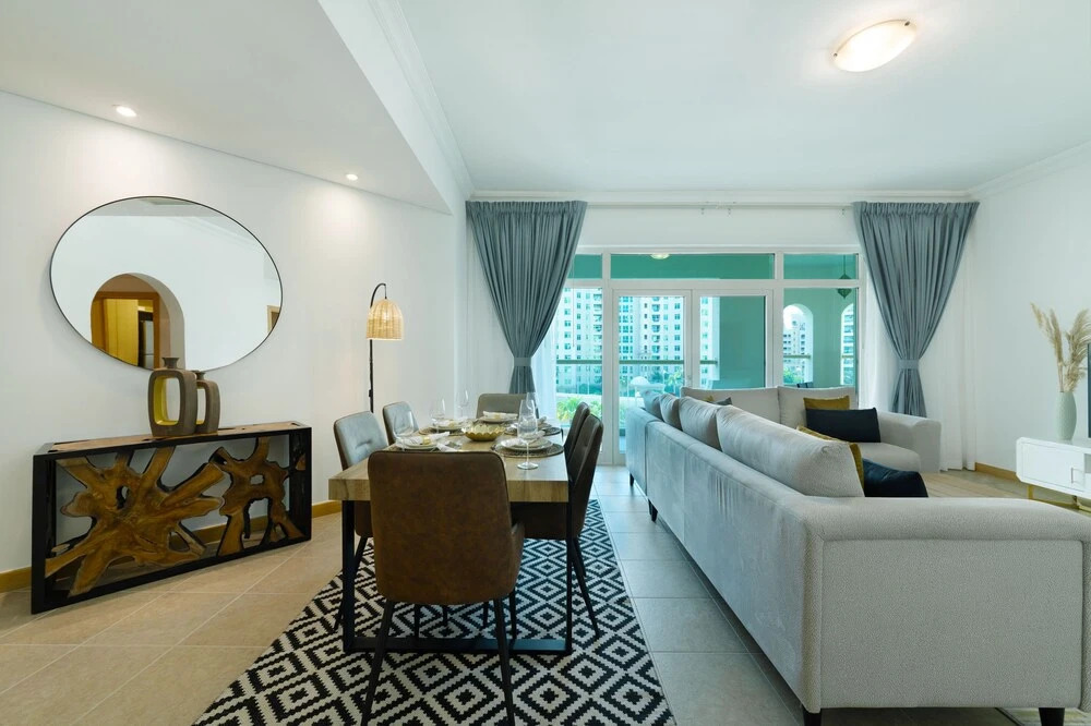 Дубай: Maison Privee - Stylish Apt with Large Patio close to the Beach