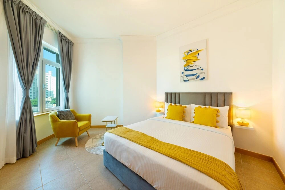 Дубай: Maison Privee - Stylish Apt with Large Patio close to the Beach