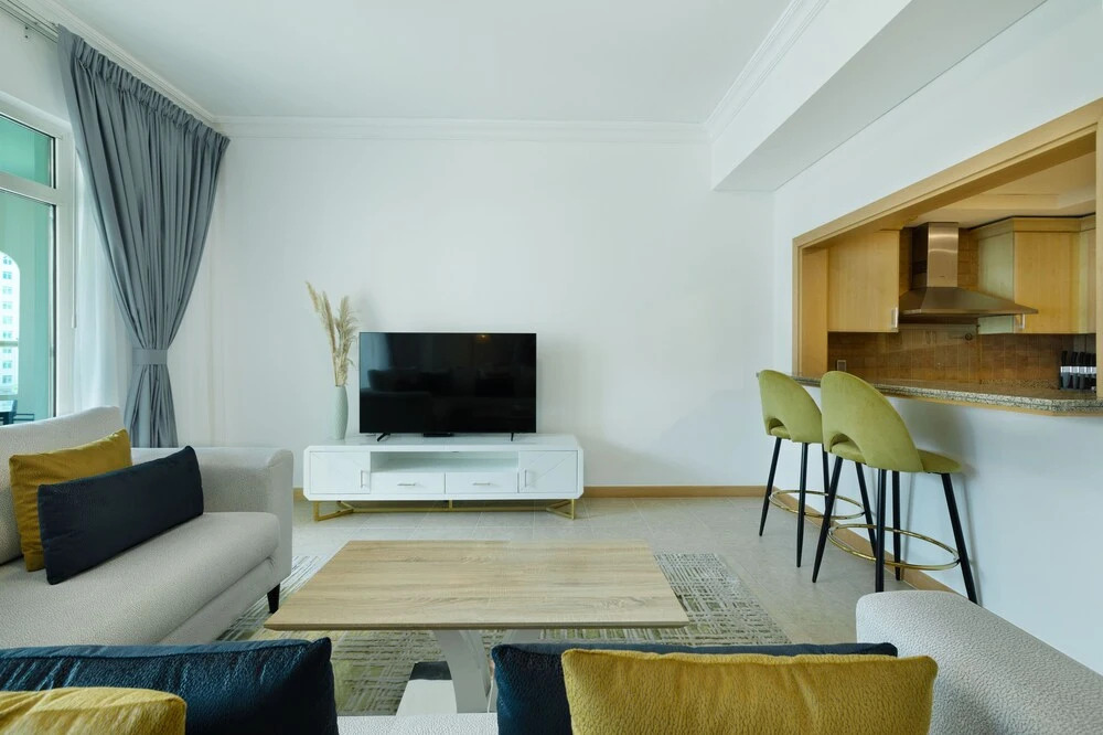 Дубай: Maison Privee - Stylish Apt with Large Patio close to the Beach