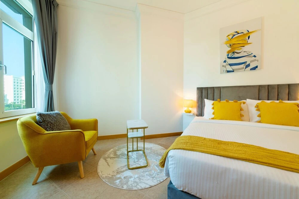 Дубай: Maison Privee - Stylish Apt with Large Patio close to the Beach
