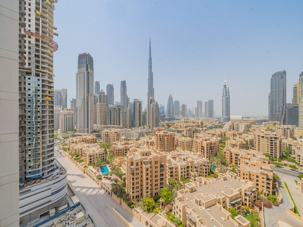 Дубай: Monty - Incredible Burj Khalifa View From this Vibrant Apt