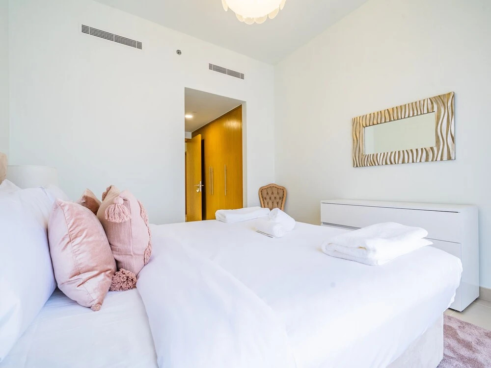 Дубай: Monty - Incredible Burj Khalifa View From this Vibrant Apt