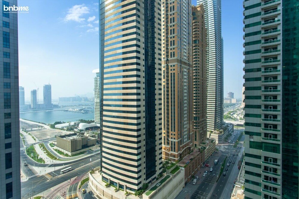 Дубай: Cosy Sky Scraper of Marina by Bnbme Homes