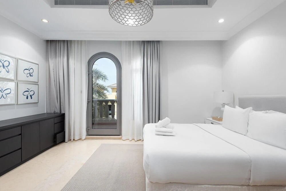 Дубай: Private Pool Beach Access Villa w Cinematic Vws