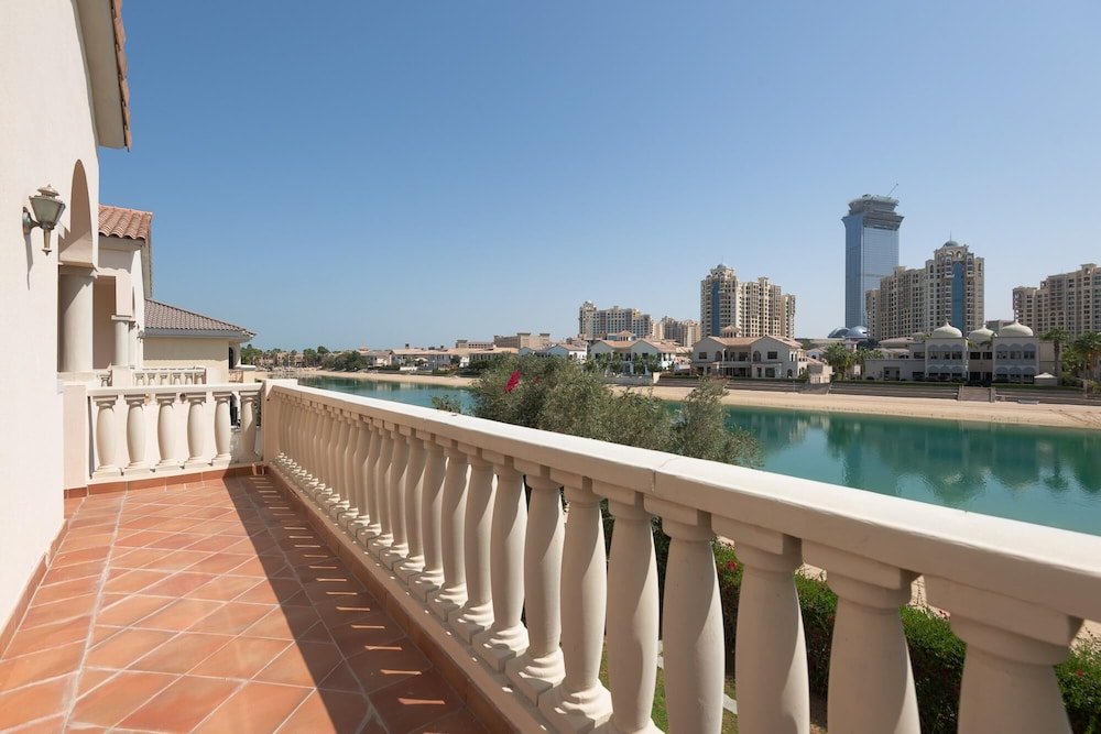 Дубай: Private Pool Beach Access Villa w Cinematic Vws