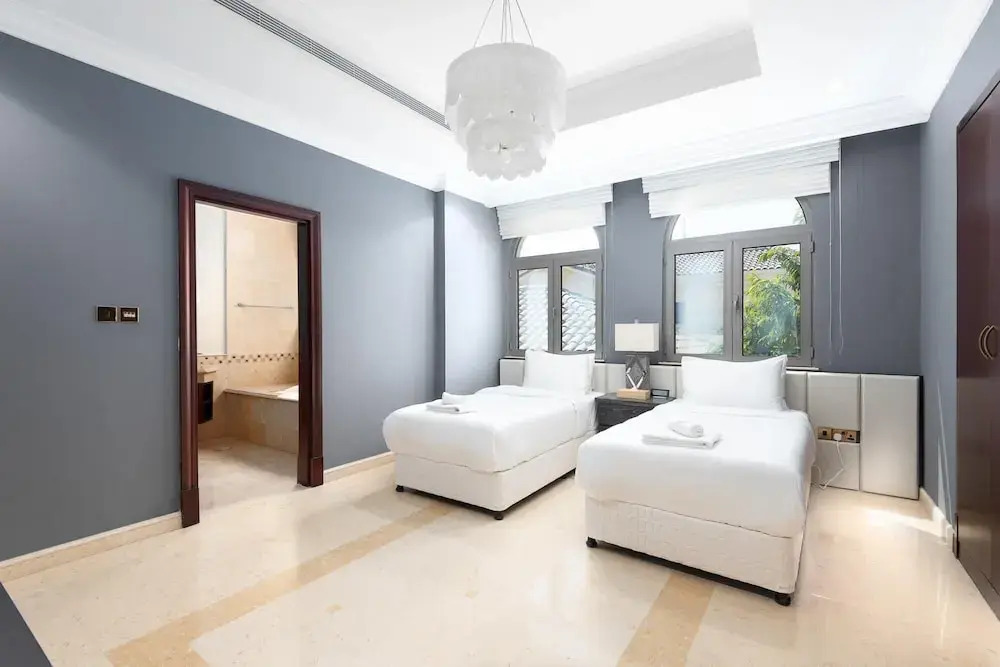 Дубай: Private Pool Beach Access Villa w Cinematic Vws