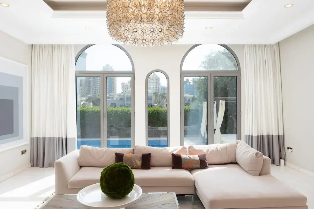 Дубай: Private Pool Beach Access Villa w Cinematic Vws