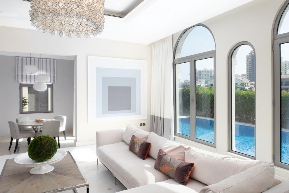 Дубай: Private Pool Beach Access Villa w Cinematic Vws